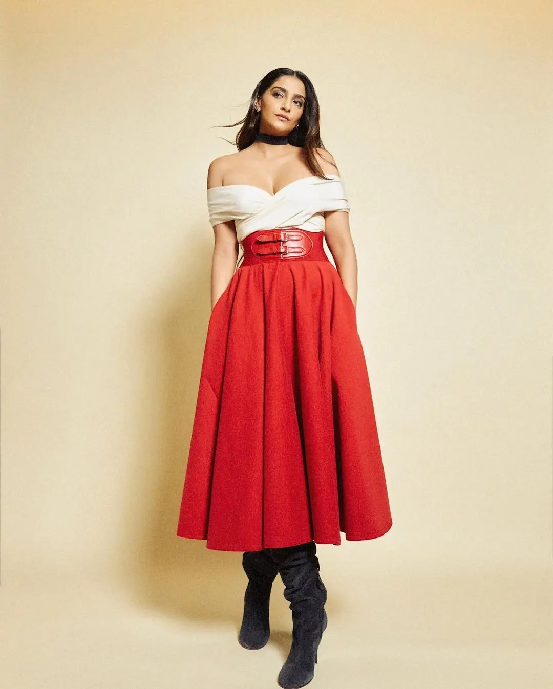 BOLLYWOOD ACTRESS SONAM KAPOOR PHOTOSHOOT IN RED GOWN 2